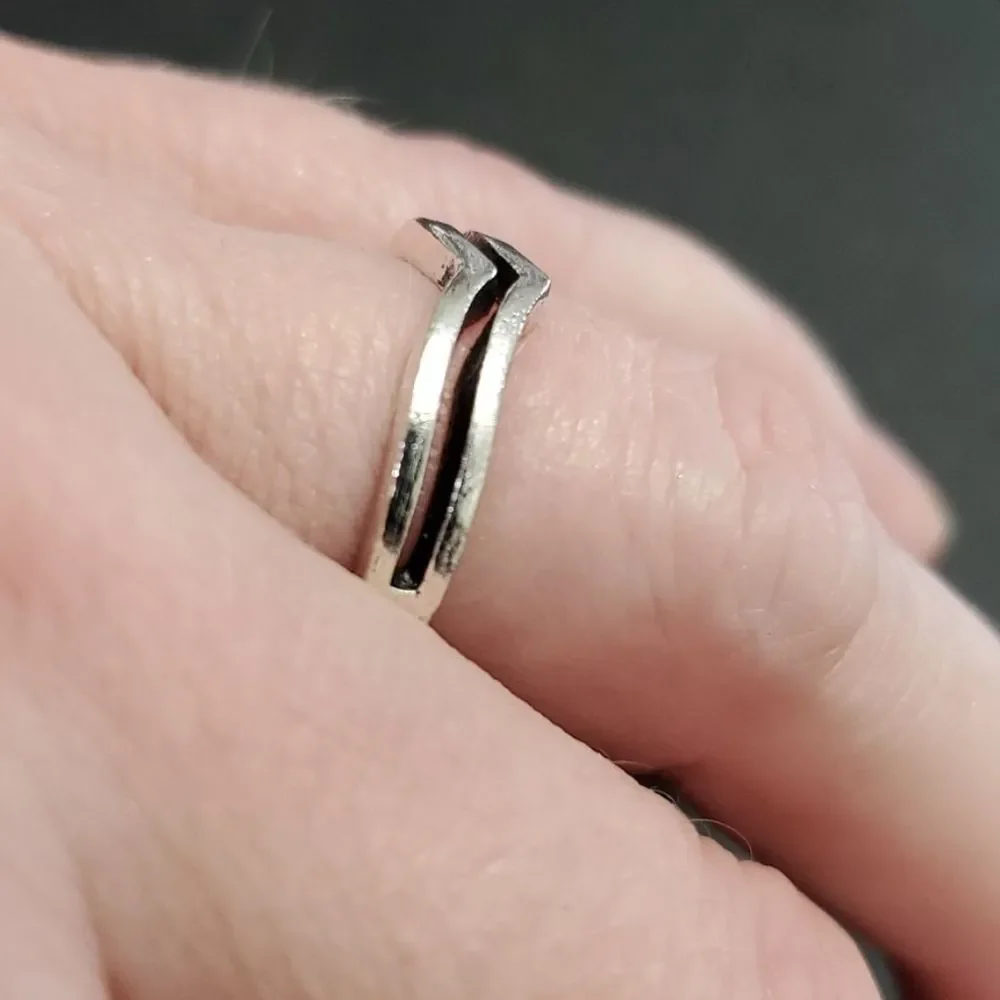 Silver tone v shaped ring size 5.5
